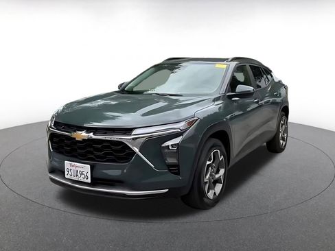 Used 2025 Chevrolet Trax LT w/ LT Convenience Package image 6