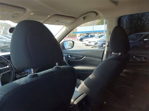 Used 2018 Nissan Rogue SV image 12