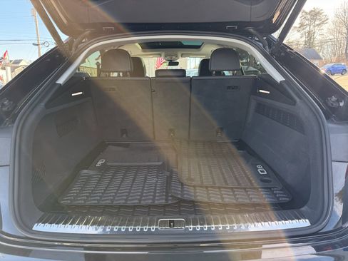 Used 2023 Audi Q8 Premium image 32