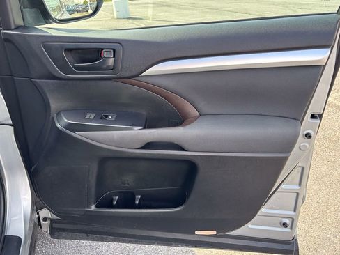 Used 2016 Toyota Highlander LE image 31
