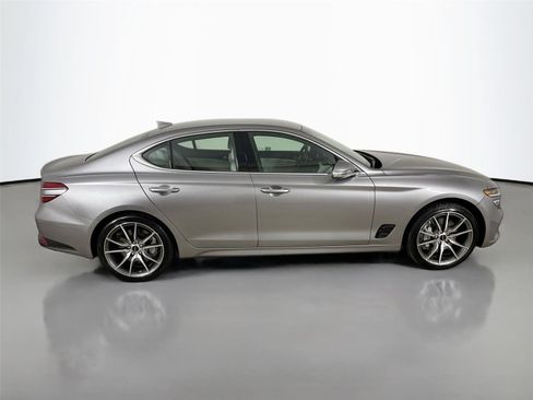 Used 2025 Genesis G70 2.5T image 8