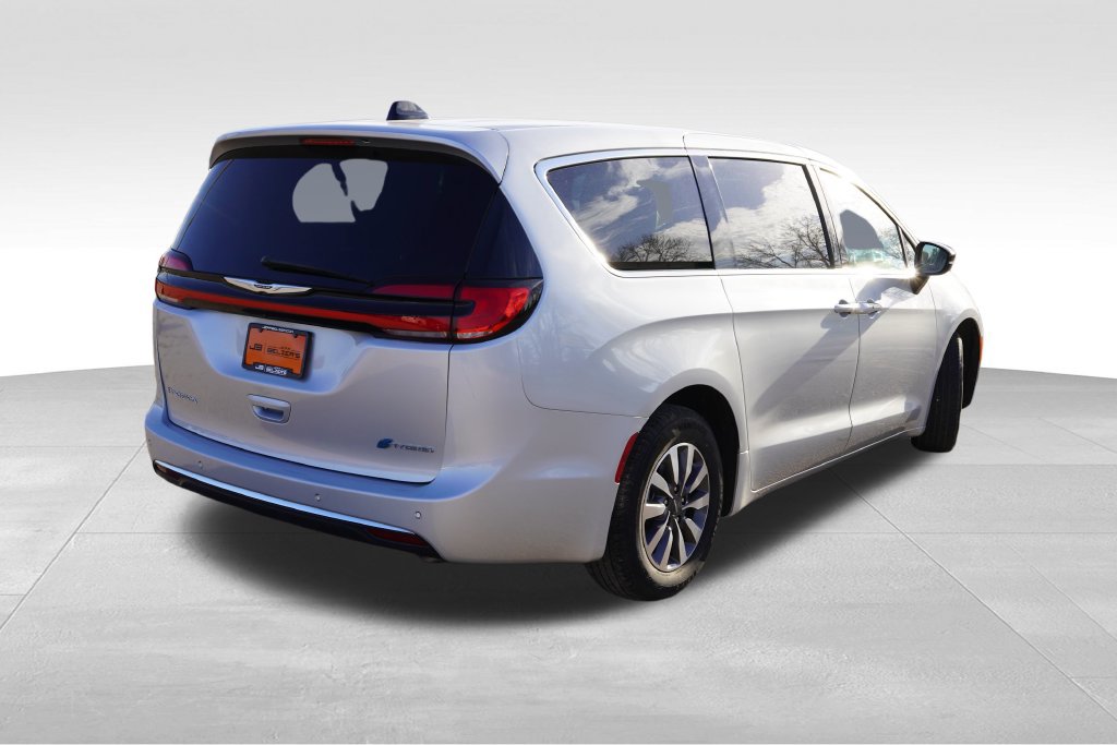 Used 2024 Chrysler Pacifica Limited FWD image 5