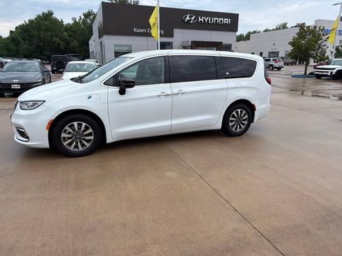 Used 2024 Chrysler Pacifica Limited FWD image 5