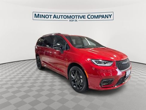 Used 2025 Chrysler Pacifica Limited w/ Uconnect Theater Family Group AWD/4WD image 2