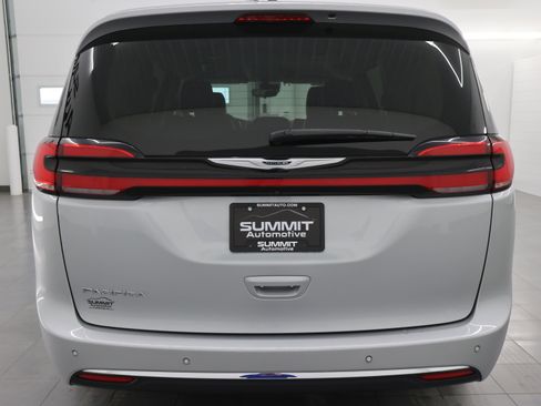 Used 2024 Chrysler Pacifica Touring-L image 26