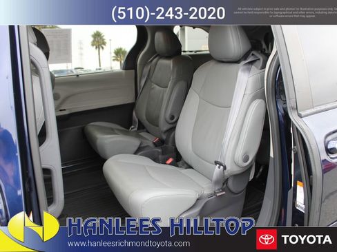 Used 2021 Toyota Sienna Limited image 17