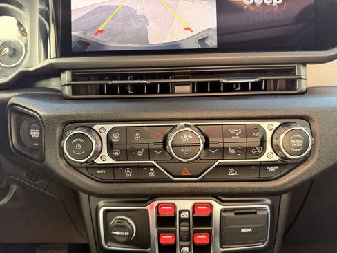 Used 2024 Jeep Gladiator Sport image 13