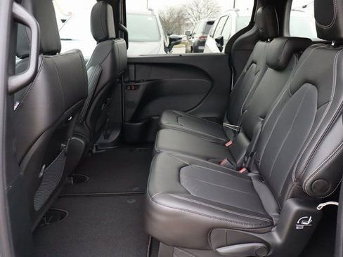 New 2026 Chrysler Pacifica Select image 38