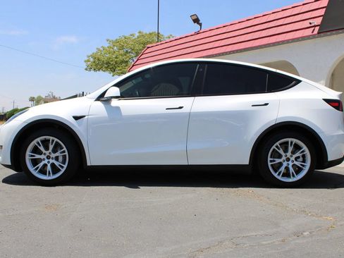 Used 2021 Tesla Model Y Long Range AWD/4WD image 29