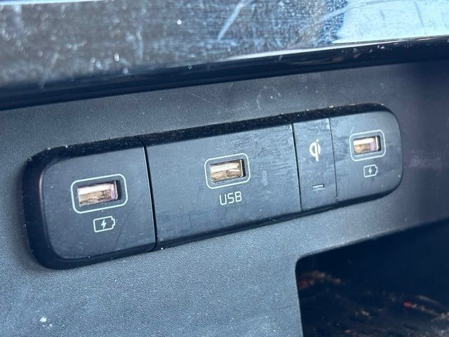 Used 2024 Kia Carnival EX FWD image 40