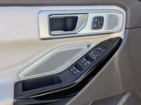 Used 2024 Ford Explorer Platinum w/ Technology Package image 6