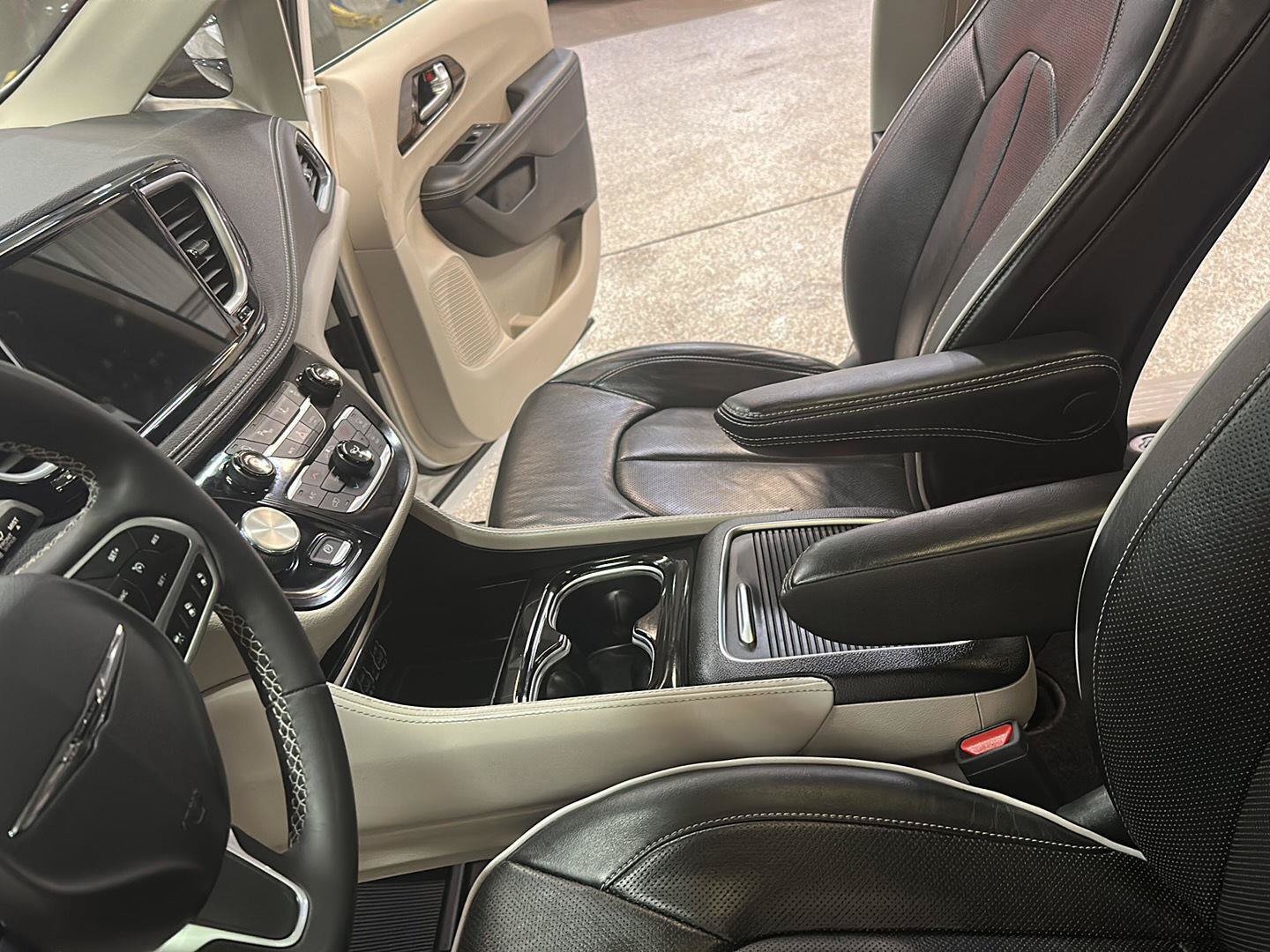 Certified 2023 Chrysler Pacifica Limited FWD image 26