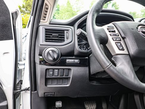 Used 2024 Nissan Titan SV w/ SV Convenience Package RWD image 18