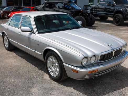 Used 2002 Jaguar XJ8 image 15