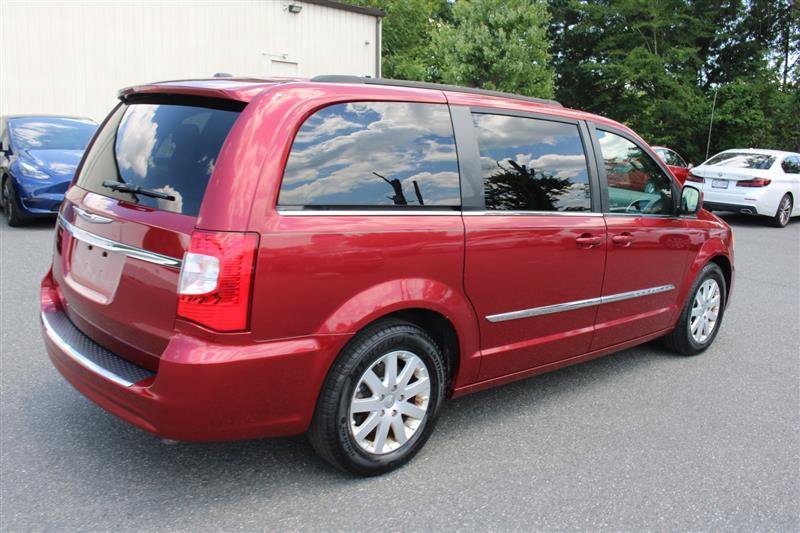 Used 2013 Chrysler Town & Country Touring FWD image 7