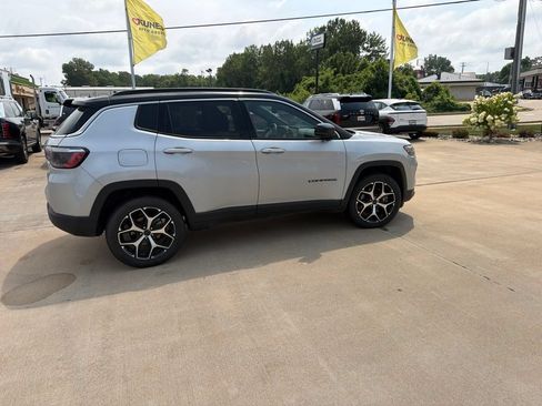 Used 2025 Jeep Compass Limited AWD/4WD image 12