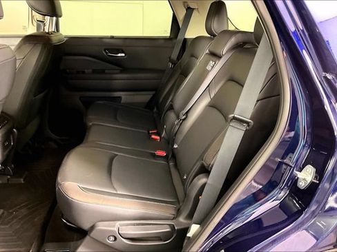 Used 2024 Nissan Pathfinder SL FWD image 2