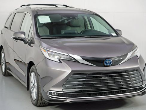 Used 2024 Toyota Sienna Limited image 58