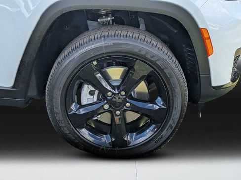 New 2025 Jeep Grand Cherokee L Laredo image 9