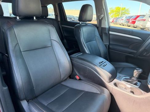 Used 2019 Toyota Highlander XLE AWD/4WD image 17