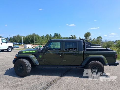 Used 2023 Jeep Gladiator Sport AWD/4WD image 3