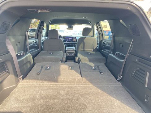 Used 2025 Chevrolet Traverse LT image 19