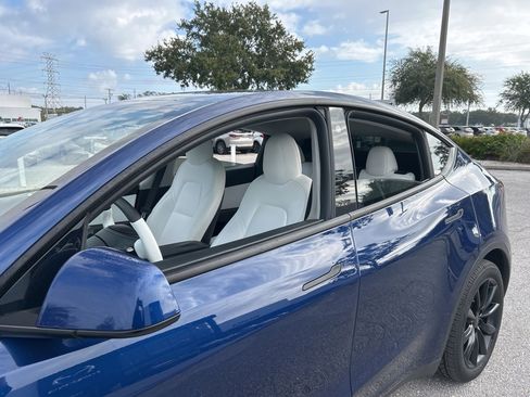 Used 2022 Tesla Model Y Long Range image 18