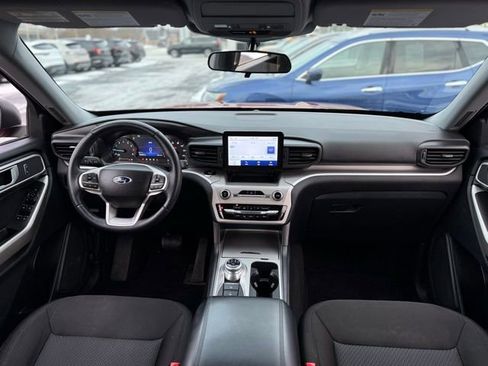 Certified 2023 Ford Explorer XLT image 3