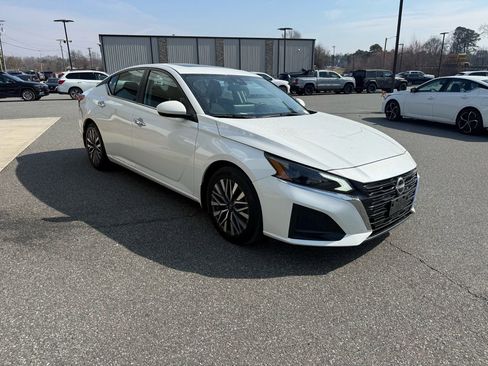 Used 2023 Nissan Altima 2.5 SV w/ SV Premium Package image 9
