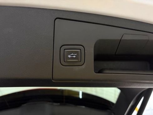 Used 2020 Cadillac XT4 Premium Luxury w/ Cold Weather Package FWD image 11