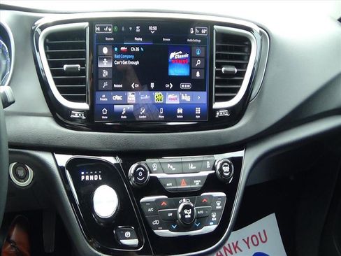 Certified 2025 Chrysler Pacifica Select image 23