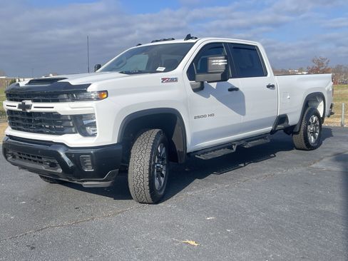 Used 2025 Chevrolet Silverado 2500 Custom w/ Custom Value Package image 5
