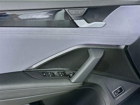 Used 2025 Volkswagen Tiguan SE image 20