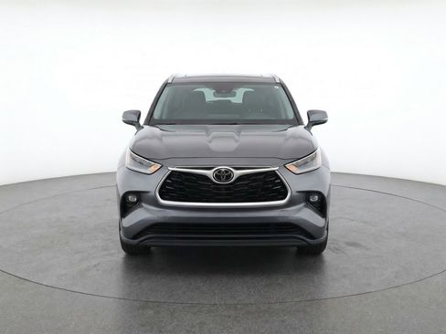 Used 2025 Toyota Highlander LE FWD image 2