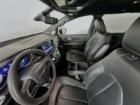 Used 2025 Chrysler Pacifica Select FWD image 5
