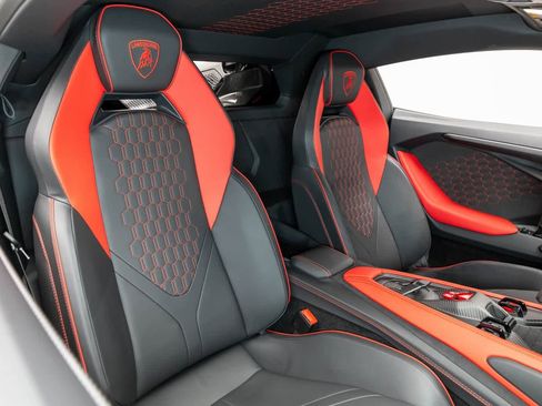 Used 2024 Lamborghini Revuelto image 13