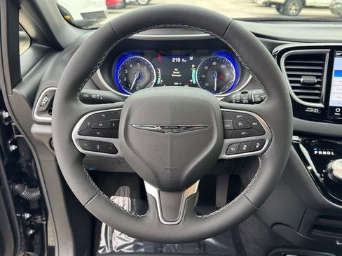 Used 2026 Chrysler Pacifica Select image 24