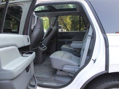 Used 2018 Lincoln Navigator Reserve w/ Technology Package AWD/4WD image 24