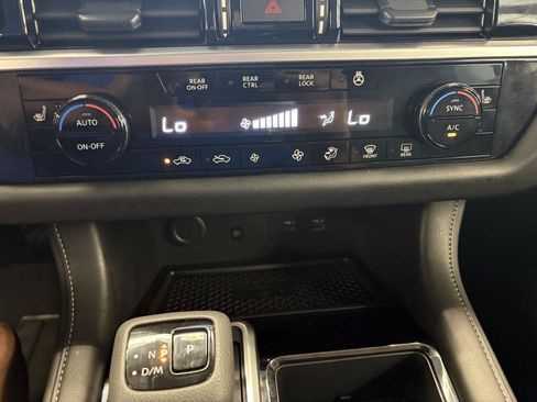 Used 2025 Nissan Pathfinder SL FWD image 34