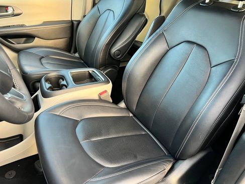 Used 2024 Chrysler Pacifica Touring-L image 7