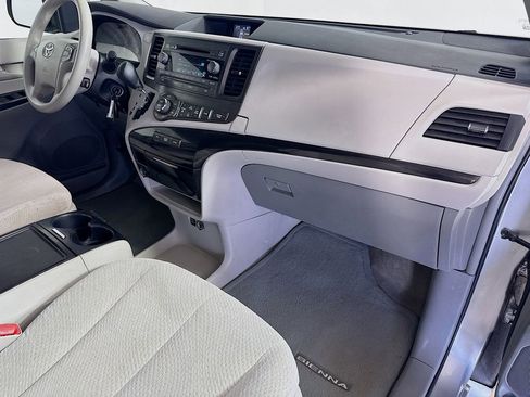 Used 2013 Toyota Sienna LE image 27