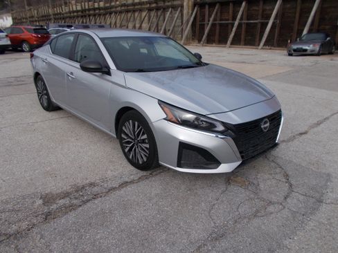 Used 2024 Nissan Altima 2.5 SV image 3