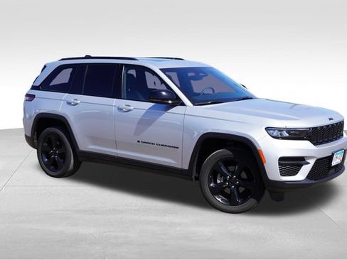 Used 2023 Jeep Grand Cherokee Altitude AWD/4WD image 2