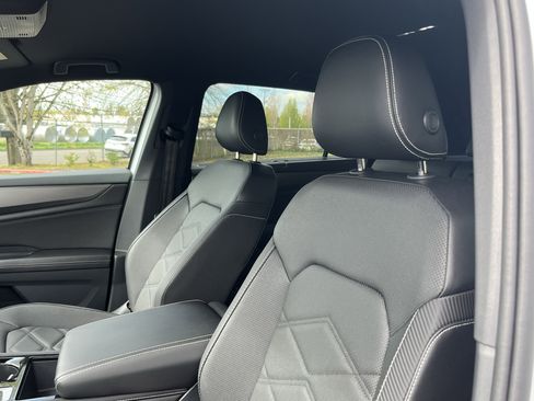 Used 2025 Volkswagen Atlas Cross Sport SE image 17