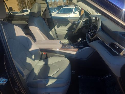 Used 2025 Toyota Highlander Platinum image 18