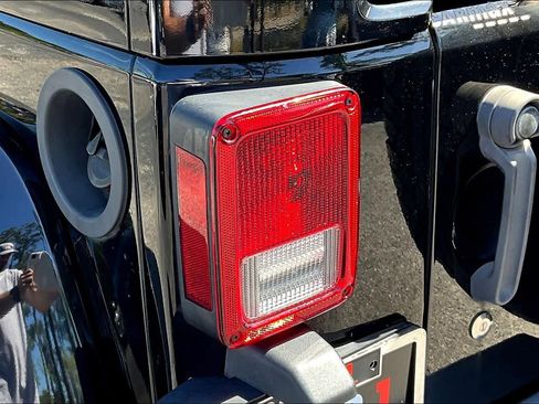 Used 2015 Jeep Wrangler Unlimited Sahara w/ Dual Top Group image 28