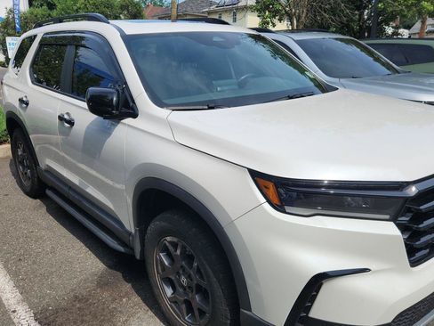 Used 2023 Honda Pilot TrailSport image 2
