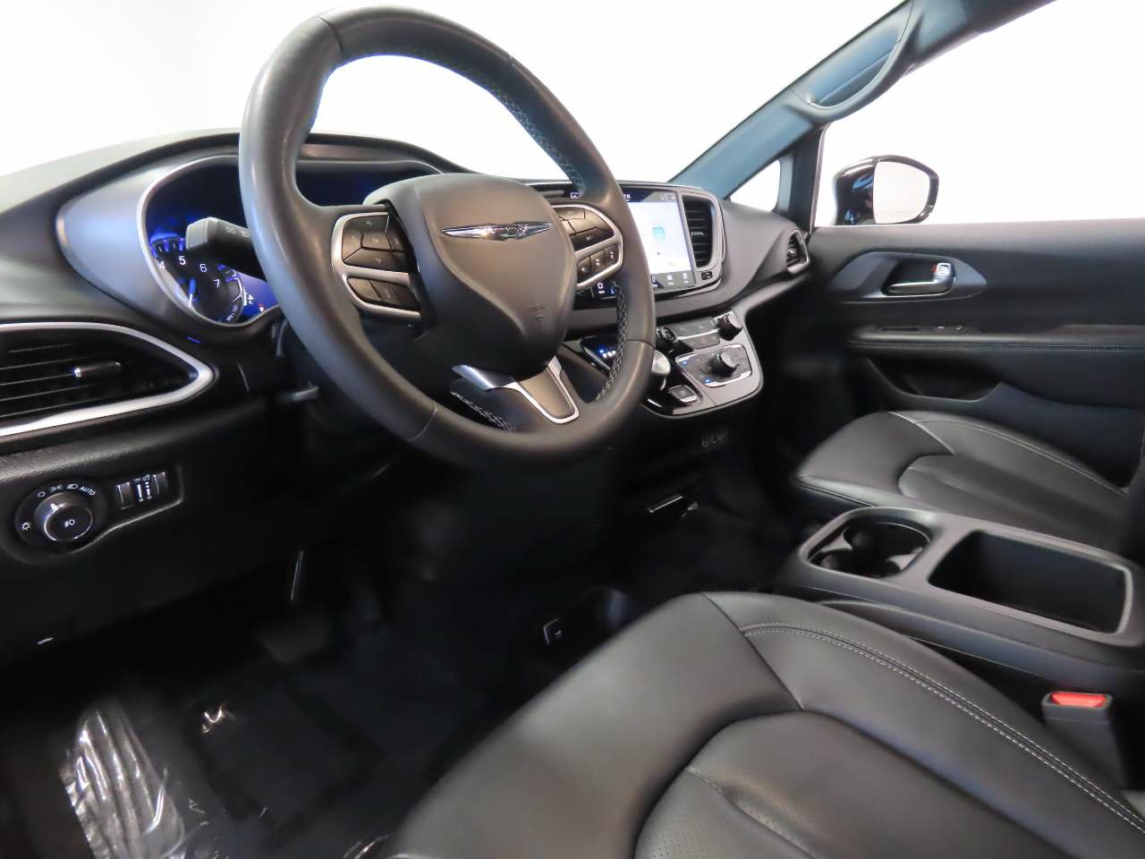 Used 2025 Chrysler Pacifica Select FWD image 8