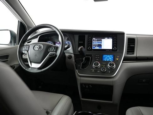 Used 2020 Toyota Sienna XLE w/ XLE Navigation Package FWD image 10
