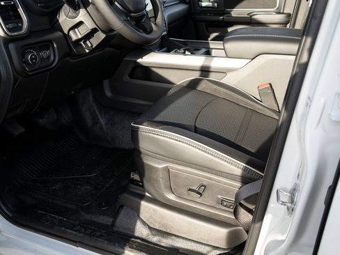 New 2026 RAM 4500 4x4 Crew Cab DRW w/ Laramie Trim Package image 16